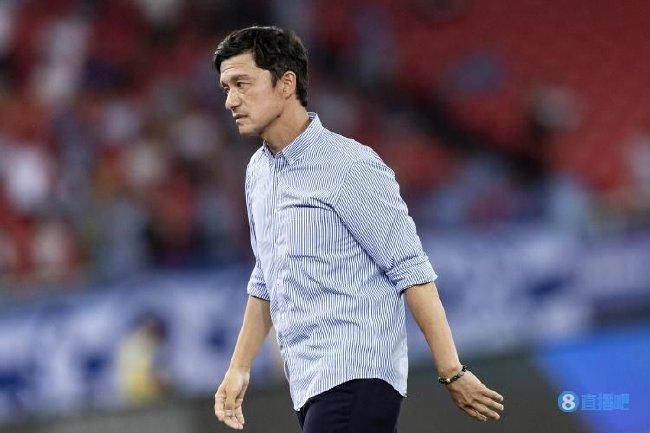客厅挺进美艳老师后臀护士
